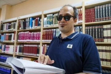 Görme engelli kütüphane sorumlusu, 13 yılda 35 bin kitabı dijitale aktardı
