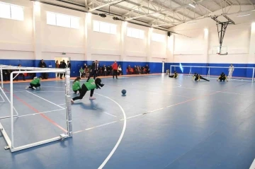 Görme engelliler, goalball farkındalık maçında karşı karşıya geldi
