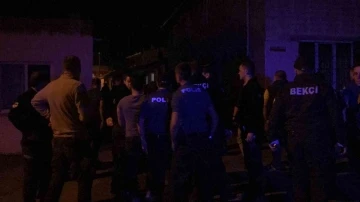 Gözaltına alınan şüphelinin yakınları tepki gösterdi: 1 polis memuru yaralandı
