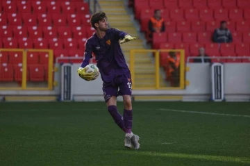 Göztepe’nin 2002 doğumlu kalecisi Arda Özçimen güven veriyor
