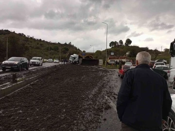 Gübre yüklü kamyon devrildi, karayolunda 10 kilometre araç kuyruğu oluştu
