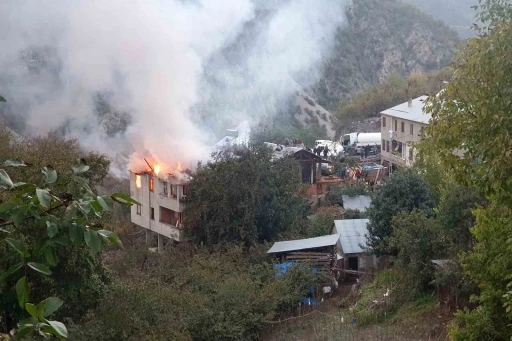 Gümüşhane’de bacadan çıkan yangında binanın iki katı hasar gördü
