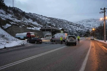 Gümüşhane’de iki araç kafa kafaya çarpıştı: 4 yaralı
