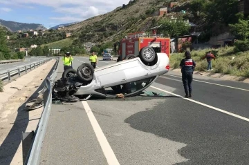 Gümüşhane’de lastiği patlayan otomobil takla attı: 2 yaralı
