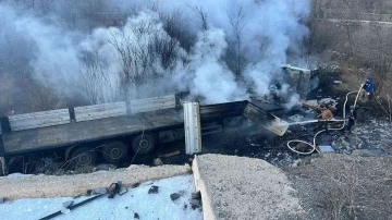 Gümüşhane’de mermer yüklü tır şarampole yuvarlanarak alev aldı: 1 yaralı
