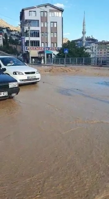 Gümüşhane’de su borusu patladı, yol sular altında kaldı
