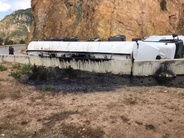 Gümüşhane’de virajı alamayan bitüm yüklü asfalt tankeri yan yattı: 1 yaralı
