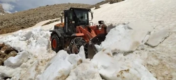 Gündoğmuş ve Akseki'de karla kaplı yollar açılıyor