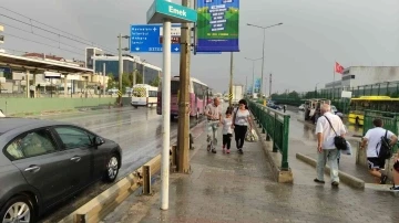 Güneşli havada yağmur yağdı, vatandaşlar kaçacak yer aradı
