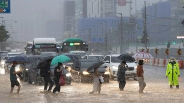 Güney Kore adeta sulara gömüldü. Ülkede etkili olan şiddetli yağış 9 can aldı, 7 kişi ise kayıp
