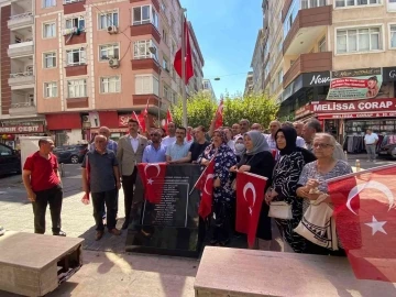 Güngören’deki patlamanın zanlısı etkisiz hale getirilince, mağdur yakınları bayraklarla olay yerinde toplandı
