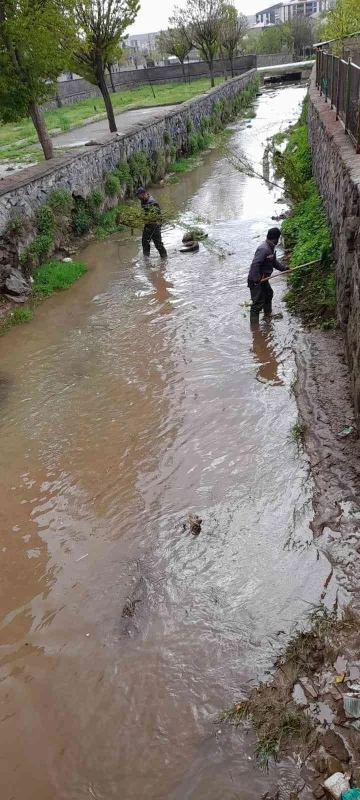 Güroymak’ta dere yatağı temizliği
