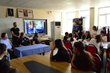 Güvenlik güçlerine mektup yazan çocuklar doyasıya eğlendi
