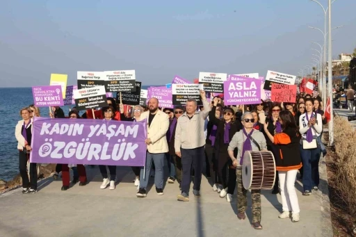 Güzelbahçe’de kadın hakları için tersine yürüyüş düzenlendi
