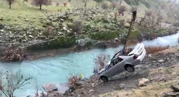 Habur Çayı’na düşen otomobil vinç yardımıyla çıkartıldı
