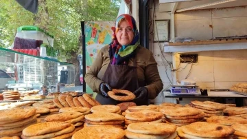 Hacer Usta, 13 yıldır taş ocağının başında çörek ve simit pişiriyor
