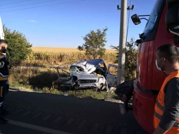 Hafif ticari araç beton direğe çarptı: 2 ölü, 3 yaralı
