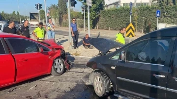 Hafif ticari araç ile otomobil çarpıştı: 2 yaralı
