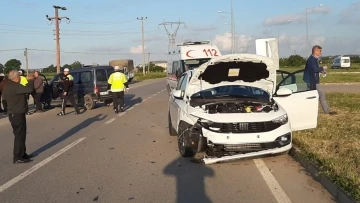 Hafif ticari araç ile otomobil çarpıştı: 2 yaralı
