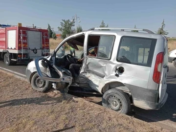 Hafif ticari araç ile otomobil çarpıştı: 3 yaralı
