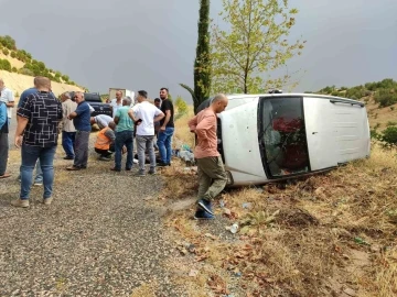 Hafif ticari araç ile otomobil çarpıştı: 4 yaralı
