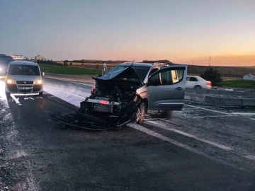 Hafif ticari araç kamyona çarptı: 5 yaralı
