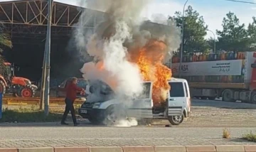 Hafif ticari araçta çıkan yangını esnaf söndürdü