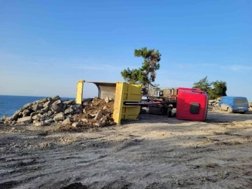 Hafriyat boşaltan kamyon devrildi, sürücü yaralandı
