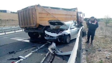 Hafriyat kamyonunun biçtiği otomobil hurda yığınına döndü: 1 yaralı
