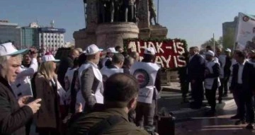 HAK-İŞ Konfederasyonu üyeleri Taksim’e çelenk bıraktı
