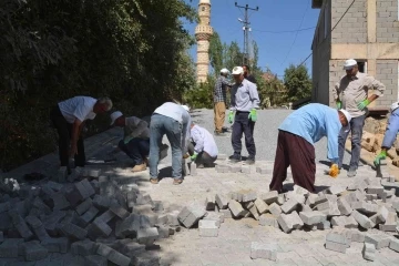 Hakkari’de 3 semt ilk defa toprak yoldan kurtuluyor
