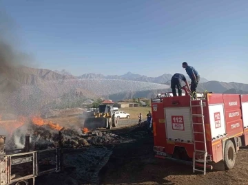 Hakkari’de 600 bağ otu ve kamyonet yandı
