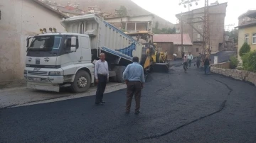 Hakkari’de asfalt ve parke taşı çalışmaları devam ediyor
