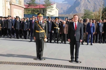 Hakkari’de çelenk sunma töreni
