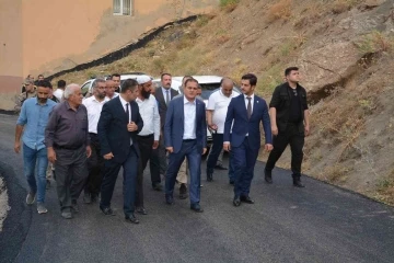 Hakkari’de iki semt ilk defa asfalta kavuştu
