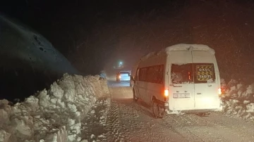 Hakkari’de kar ve tipi etkili oldu, sürücüler zor anlar yaşadı
