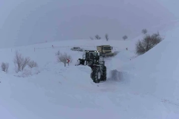 Hakkari’de karla mücadele çalışması aralıksız sürüyor
