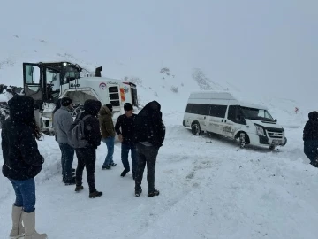 Hakkari’de karla mücadele çalışması devam ediyor
