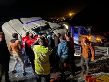 Hakkari’de kömür yüklü tır devrildi: 3 yaralı
