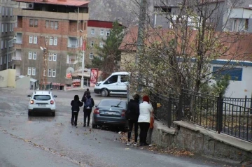 Hakkari’de kuvvetli rüzgar öğrencilere zor anlar yaşattı
