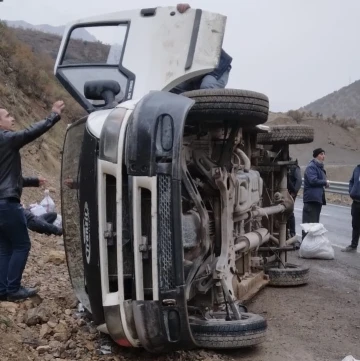 Hakkari’de minibüs yan yattı: 5 yaralı
