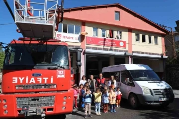 Hakkari’de minik öğrencilere itfaiye tanıtıldı
