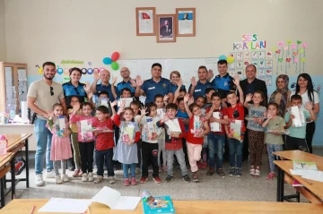 Hakkari’de polis abla ve abilerine yaz tatilinde günde 1 saat okuma sözü verdiler
