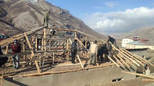 Hakkari’de şiddetli rüzgar çatıları uçurdu
