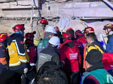 Hakkari ekibi baba ve kızını sağ kurtardı
