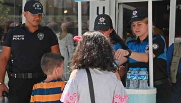 Hakkari polisinden vatandaşa ikram
