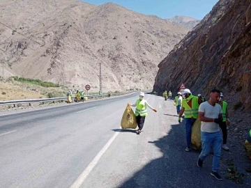 Hakkari-Van kara yolunda çevre temizliği
