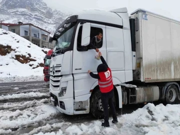 Hakkari yolda kalanlara kumanya dağıtıldı
