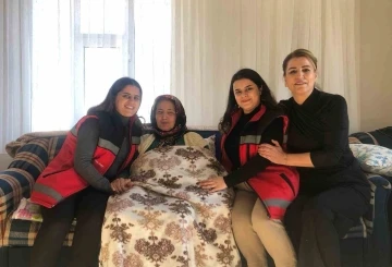 Hakkarili Zeynep Teyze’ye doğum günü sürprizi
