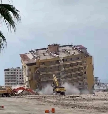 Halatla çekilerek yıkılan 9 katlı binanın yerle bir olma anı kamerada
